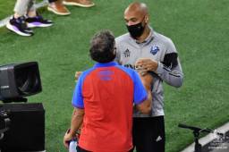 Thierry Henry y Pedro Troglio compartieron palabras al término del partido. Foto: Cortesía Club Olimpia.