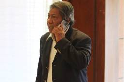 Momentos cuando el entrenador hondureño Ramón Maradiaga ingresaba a un hotel de Tegucigalpa para dar la conferencia de prensa. Foto Ronal Aceituno