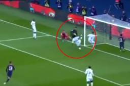 Los dos defensas se fueron sobre Neymar y el jugador simplemente con un sombrerito los eludió y marcó fácilmente.