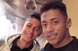 El delantero de la Selección de Honduras y del Barcelona B de España, Choco Lozano, junto al jovencito Cristian Cálix, quien hace prueba en el Espanyol.