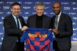Así han presentado hoy a Quique Setién como el nuevo entrenador del FC Barcelona. Bartomeu y Abidal, presentes.