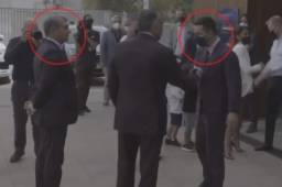 Messi demostró una frialdad al momento de saludar a Laporta antes de su despedida.