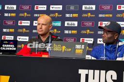 Gabriel Calderón, DT de Haití, y el futbolista Alex Júnior Christian, atendieron a los medios previo al duelo ante Honduras. Foto DIEZ: Jenny Fernández