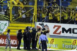 Jugadores del Real España y policía intentaron contener a los enfurecidos aficionados durante el clásico contra Olimpia. Foto DIEZ