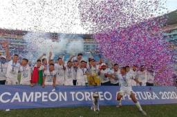 Los jugadores del Alianza en el festejo tras coronarse campeones del Apertura 2020 en El Salvador.