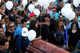 Con globos blancos fue despedido el exdefensor de la Selección de Honduras. Foto Neptalí Romero