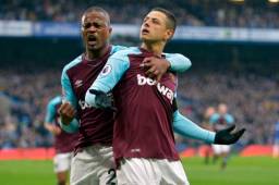 Evra celebra el gol de Chicharito Hernández ante el Chelsea.