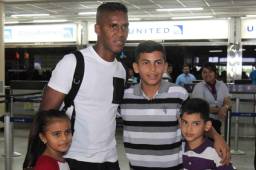 El defensor del Necaxa de México, Brayan Beckeles cuando era solicitado por aficionados en el aeropuerto de San Pedro Sula. Foto Delmer Martínez