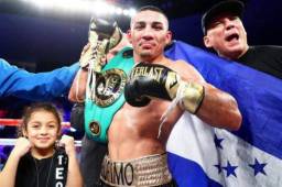 Teófimo López se comprometió a usar la bandera de Honduras en la pelea con Lomachenko que sería en septiembre en Las Vegas.
