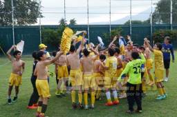 Los alumnos de la escuela Internacional celebran la obtención del título.