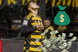 El delantero hondureño se gastó un hat trick en el último partido que disputó con su equipo en Grecia.