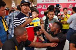 Don Armando Montoya cargando al pequeño Ángel Leandro mientras el defensor del Real España José Velásquez Colón le firma la camisa. Fotos Neptalí Romero