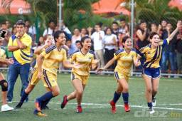 Las chicas de la Escuela Internacional Sampedrana festejan el título tras vencer en penales a la Escuela Brassavola de Puerto Cortés. Fotos Neptalí Romero
