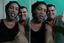 Ronaldinho junto a quien parece ser su compañero de celda en la prisión de Paraguay.