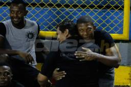 El portero de Los Ángeles FC, Luis 'Buba' López se saluda con uno de los utileros del Real España presentes en el estadio Morazán. Foto Neptalí Romero