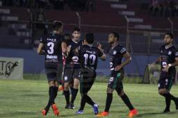Bruno Volpi celebra con sus compañeros su golazo ante Vida en La Ceiba.