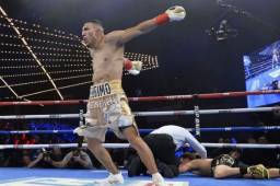 Teófimo López celebra la obtención del triunfo de su onceavo triunfo.