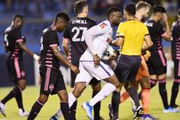 El delantero Yustin Arboleda corre con el balón tras marcar el gol del descuento que inició la remontada del Olimpia frente al Seattle Sounders. Fotos Neptalí Romero