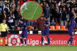 Messi reclamó a los asistentes el gol mal anulado.