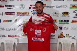Cristopher Urmeneta posando con la camisa del Real Sociedad. El volante llegó procedente de la UPNFM.