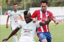 El delantero Jerrell Britto en acción con el Platense en un encuentro ante Olimpia en el Excélsior recibe la marca de Marcelo Canales.