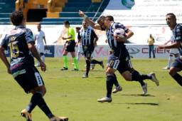 El delantero hondureño, Roger Rojas, celebrando su primera anotación con el Cartaginés frente al Guadalupe en el fútbol de Costa Rica. Foto cortesía