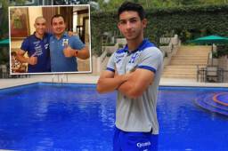 Los jugdaores de la Selección de Honduras no perdonaron y raparon al volante Jonathan Rubio por su debut el jueves. Foto Melvin Cubas