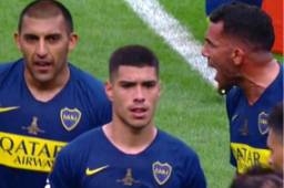 Carlos Tévez se salió de control y trató de motivar a sus compañeros.