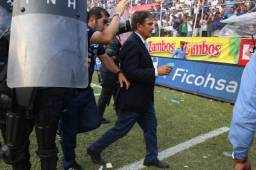Jorge Luis Pinto se retiró del Morazán abucheado por el público y hasta bolsas con agua le lanzaron.