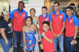 Los futbolistas del Olimpia, Yustin Arboleda, Matías Garrido, Cristian Maidana y Carlos Pineda con aficionados en el aeropuerto de Tegucigalpa. Fotos Ronal Aceituno