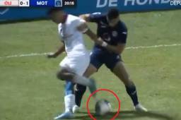 ¡Le quebró los trastes! El tremendo caño de Moya a Marcelo Santos y el árbitro comete errorazo al marcar offside en un saque de banda