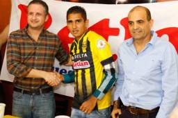 Jorge Claros al momento de brindar declaraciones a los medios de comunicación tras ser presentado como jugador de Real España. FOTO: Delmer Martínez