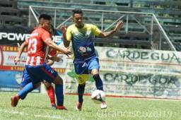 Bayron Méndez en accion con la camisa del Cobán Imperial de Guatemala.