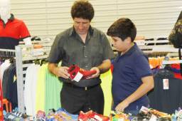 El entrenador del Marathón, Héctor Vargas, durante la presentación de la camisa en la tienda patrocinadora observando calzado. Foto Neptalí Romero