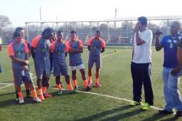 Momentos cuando el entrenador Carlos Martínez era presentado al plantel de jugadores del Olancho FC de la segunda división. Foto cortesía Potros de Olancho