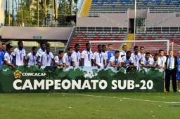 El plantel posando para la foto de recuerdo, la mayoría estaba triste.