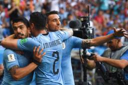 Luis Suárez festeja con sus compañeros el tanto puso a Uruguay en los octavos del Mundial de Rusia 2018. Foto AFP