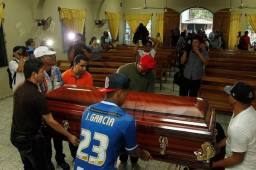 Los restos de Juan Carlos García son velados en el Iglesia Evangélica Centroamericana de Tela. El sepelio es este miércoles. Foto Neptalí Romero.