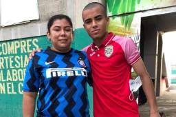 Doña Ruth posa junto a su hijo Isaac tras el partido ante UPNFM donde marcó su primer gol.