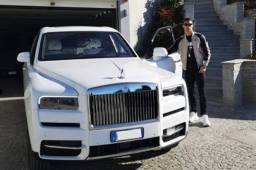 Cristiano Ronaldo posando junto a su nuevo carro en Italia.