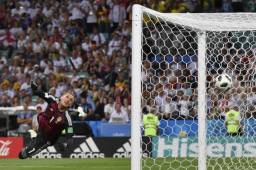 El arquero de Suecia viendo pasar el balón tras la anotación de Kroos.