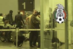 Momentos cuando el entrenador argentino, Gerardo 'Tata' Martino llegaba al aeropuerto de la Ciudad de México. Foto cortesía La Afición