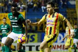 El delantero del Real España, Domingo Zalazar, en el clásico frente a Marathón donde tuvo un encontronazo con el zaguero Brayan Jhonson. Foto archivo DIEZ