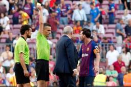 Lionel Messi fue amonestado por Jaime Latre por desaprobar sus decisiones.