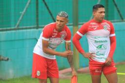 El mediocampista Kervin Arriaga junto a Emilio Izaguirre en la práctica de este jueves en el Yankel Rosenthal. Fotos Moisés Valenzuela