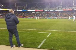 El entrenador uruguayo no paró de darle indicaciones a los jugadores catrachos.