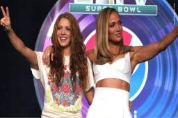 Shakira y Jlo promocionando su presentación durante el show de entretiempo del Super Bowl.