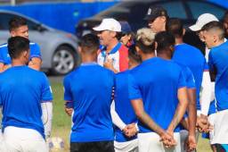 El entrenador del Olimpia, Pedro Troglio, platicando con el plantel previo al entreno de este viernes antes de enfrentar al Vida en el Nacional. Fotos Ronal Aceituno
