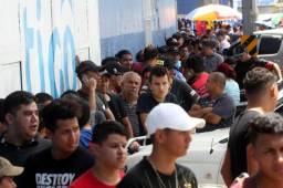 Muchas personas han tenido que buscar los boletos en las inmediaciones del estadio Nacional con el mercado negro.