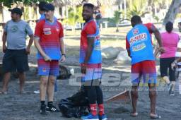 Los jugadores del Vida se olvidaron del balón y tomaron rastrillos y bolsas para la limpieza de las playas de La Ceiba previo a la Semana Santa. Fotos DIEZ